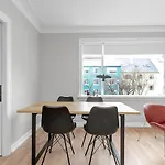 Modern & Cozy Downtown Apartment