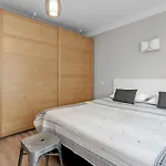 Modern & Cozy Downtown Apartment