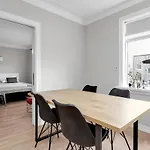 Modern & Cozy Downtown Apartment